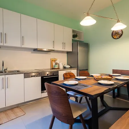 Upscale Modern Escape In The Historic Center 칼라마타