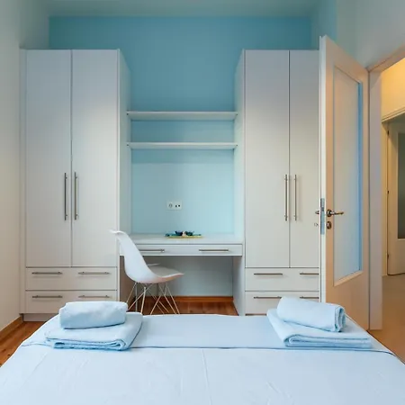 Upscale Modern Escape In The Historic Center 칼라마타